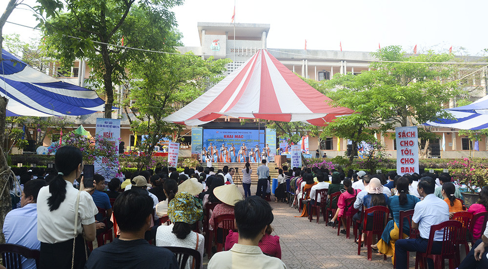 Buổi khai mạc thu hút đông đảo người yêu sách tham dự